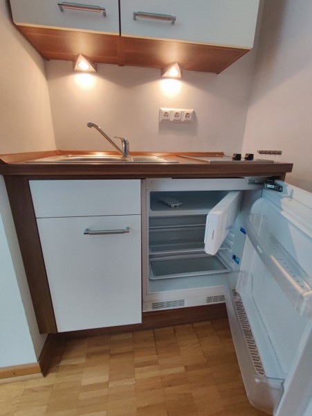 Küchenzeile mit Einbaukühlschrank